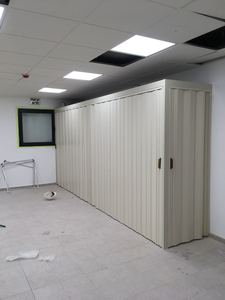 מחיצה מתקפלת בגוון קרם להסתרת מסנני אויר כולל מסגרת אלומניום