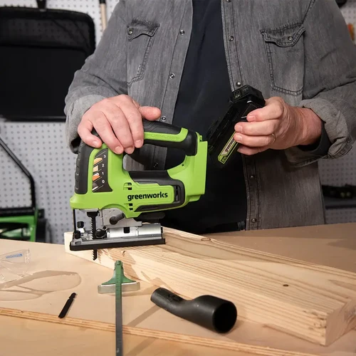 מסור אנכי Greenworks GD24JS 24V Brushless עם סוללת 24V מתחלפת, מתאם לשואב אבק ואביזרים נלווים לעבודה מדויקת ונקייה בעץ ובחומרי בנייה שונים