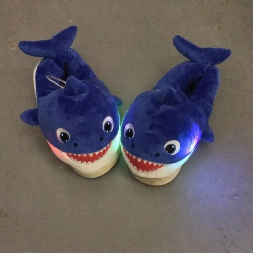 נעלי בית חורפיות ומאירות בצורת כריש לילדים ונוער | עשויות בד מחמם ונעים | מידת נוער 31-37