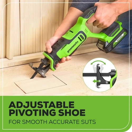 מסור חרב Greenworks PA238K 24V Brushless בפעולת חיתוך מדויקת בעץ, כולל בסיס מתכוונן (Pivoting Shoe) המעניק יציבות, שליטה משופרת והתאמה לזוויות עבודה שונות.