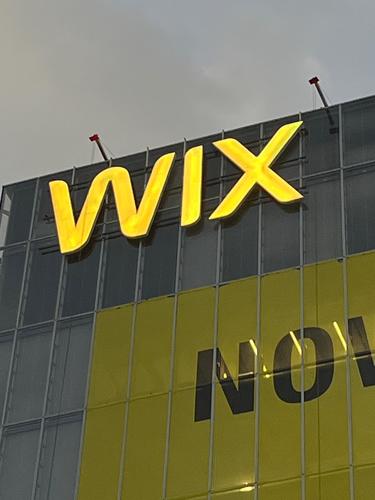 פרויקט בקרת צבע וWIfi בשלט WIX גלילות