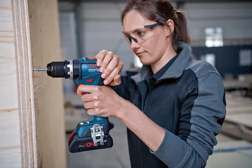 מברגה מקדחה רוטטת Bosch GSB 18V-90 C בפעולת הברגה מדויקת בעץ עם סוללת ProCORE18V, מנוע ללא פחמים ואחיזה ארגונומית לעבודה מקצועית