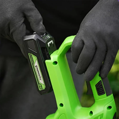 סוללת Greenworks 24V ליתיום-יון מותקנת בכלי עבודה מסדרת POWERALL 24V ומאפשרת החלפה מהירה ונוחה ללא כלים