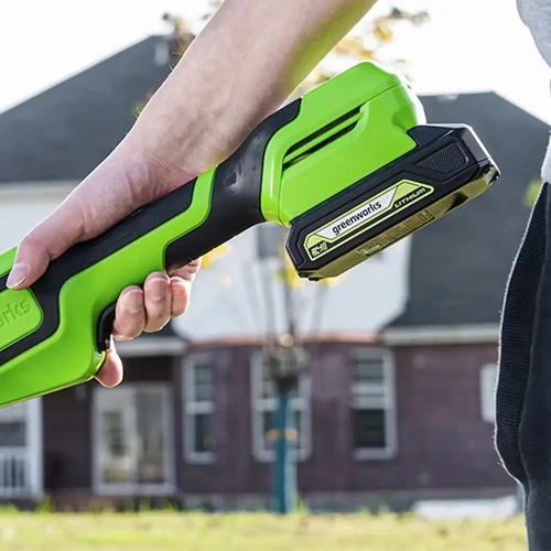 כלי Greenworks 24V עם סוללת ליתיום-יון נטענת, מציג עיצוב ארגונומי, ניידות מלאה וחופש עבודה ללא כבלים