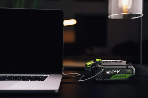סוללת Greenworks POWERALL 24V עם יציאת USB-C דו-כיוונית משמשת כפאוור בנק עוצמתי לטעינת מחשב נייד, טאבלט וסמארטפון בכל מקום.