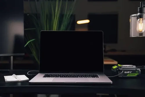 סוללת Greenworks 24V נטענת באמצעות USB-C ומספקת אנרגיה למחשב נייד, פתרון מושלם לעבודה ניידת ולשטח ללא צורך בשקע חשמל.