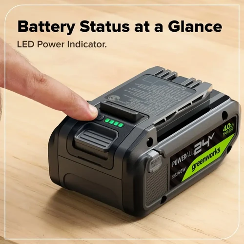 סוללת Greenworks 24V עם מחוון LED מובנה מאפשרת בדיקה מהירה של מצב הטעינה בזמן אמת ומסייעת לתכנון עבודה רציף ללא הפתעות