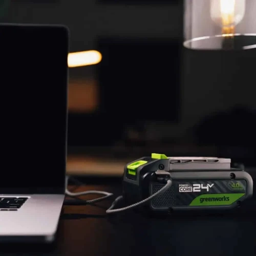 סוללת Greenworks 24V 6Ah טוענת מחשב נייד באמצעות חיבור USB-C מהיר ומספקת פתרון אנרגיה נייד לעבודה בבית, במשרד ובשטח