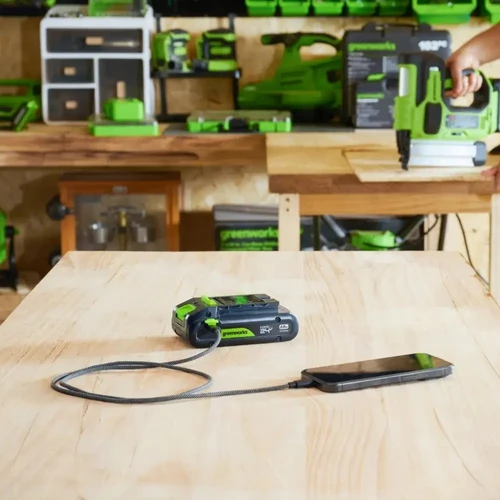 סוללת Greenworks POWERALL 24V עם יציאת USB-C משמשת כפאוור בנק לטעינת סמארטפון ומספקת פתרון אנרגיה נייד לעבודה, טיולים ושטח