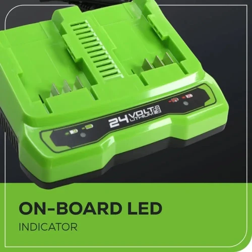 מטען כפול 24V של Greenworks המאפשר טעינה בו-זמנית של שתי סוללות, עם חיווי מצב טעינה ברור ומבנה קומפקטי לשימוש בסדנה או בבית.