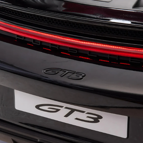 פרטי עיצוב אחוריים ותאורה של פורשה GT3 ממונע