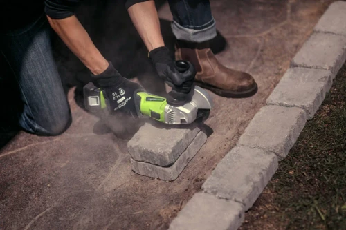 משחזת זווית נטענת Greenworks 24V Brushless חותכת אבני שפה ובטון עם דיסק 125 מ