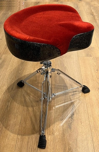 כסא לתופים אופנוע ריפוד אדום שחור TR-789-2 DELUXE SPARKLE black VINYL SIDES