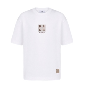 חולצה BALR מידות XS-XXL לגברים בגוון לבן עם ריבוע לוגו