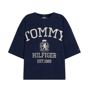חולצה TOMMY JEANS מידות XS-XL לנשים בגוון נייבי עם הדפס