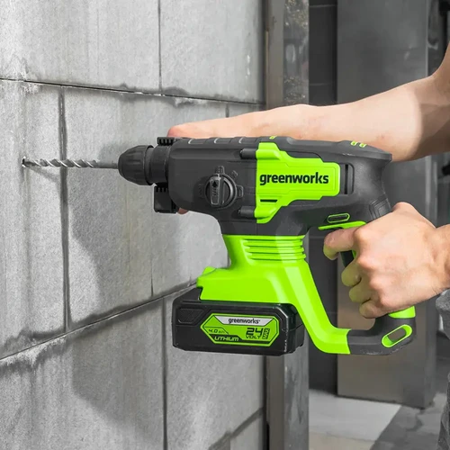 פטישון נטען Greenworks GD24SDS2 24V במהלך קידוח בבטון עם עוצמת הלימה 2J ותפסנית SDS-Plus