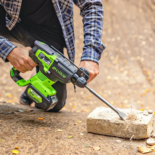 פטישון Brushless 24V Greenworks GD24SDS2 במצב חציבה עם אזמל לפירוק בטון, בלוקים ואבן