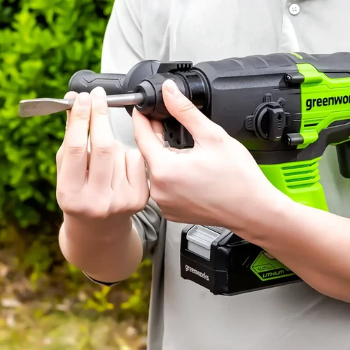 החלפת אזמל SDS-Plus בפטישון נטען Greenworks GD24SDS2 24V Brushless לקראת עבודות חציבה וקידוח מקצועיות