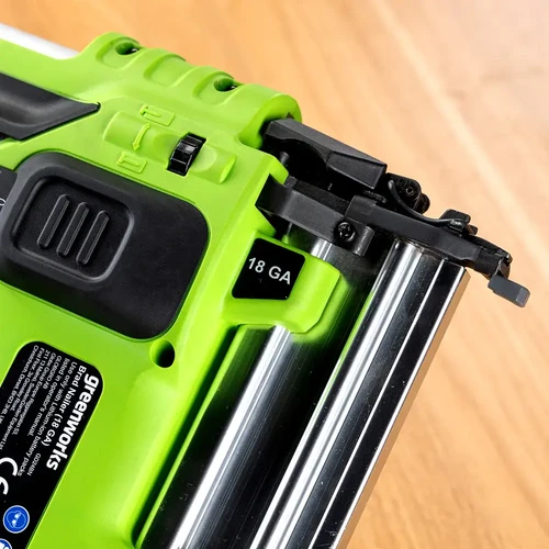 תקריב מגזין מסמרי 18GA באקדח מסמרים נטען Greenworks GD24BN עם טעינת מסמרים מהירה ונוחה לעבודות נגרות וגמרים