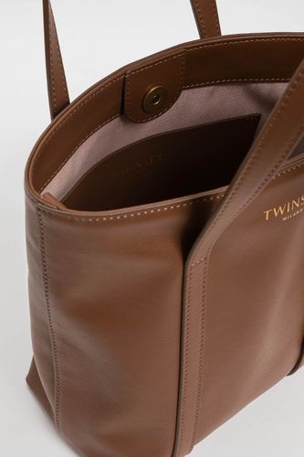 Leather shopper bag with charm