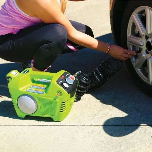 קומפרסור אוויר ביתי Greenworks G24AC מנפח צמיג רכב באמצעות סוללת 24V, לחץ עבודה של עד 8 בר וצינור אוויר גמיש.