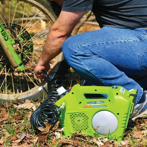 מדחס אוויר נייד Greenworks G24AC מתאים לניפוח אופניים, צמיגים וציוד ספורט בשטח ללא צורך בחיבור לחשמל.