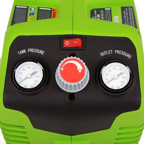 לוח בקרה של מדחס אוויר ביתי Greenworks G24AC הכולל מדי לחץ, וסת כיוון לחץ ומתג הפעלה לניהול מדויק של זרימת האוויר