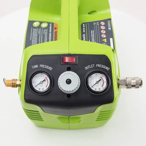 קומפרסור אוויר נייד Greenworks G24AC עם שני מדי לחץ, חיבור מהיר לצינור אוויר ובקרת לחץ מדויקת לשימוש ביתי