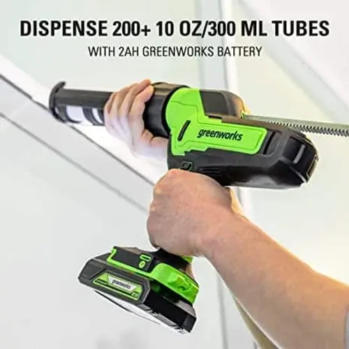 אקדח סיליקון מקצועי Greenworks בעבודה על תקרת גבס, מתאים לאיטום, הדבקה ומילוי עם סוללת 24V ומנוע Brushless.