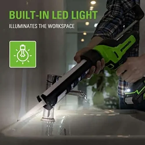 אקדח סיליקון נטען Greenworks עם תאורת LED מובנית המאפשרת עבודה מדויקת באזורים חשוכים, מושלם לאיטום סביב כיורים, חלונות ומשטחים פנימיים
