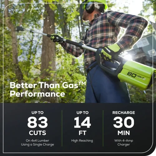 מסור גובה טלסקופי נטען Greenworks 80V PRO בפעולה, מאפשר גיזום בטוח של ענפים גבוהים מהקרקע עם טווח הגעה עד 4.3 מטר ומנוע Brushless עוצמתי.