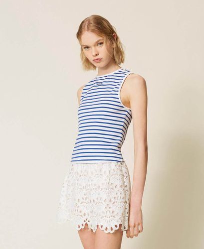 Scalloped macramé shorts