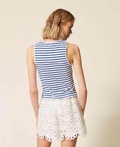 Scalloped macramé shorts