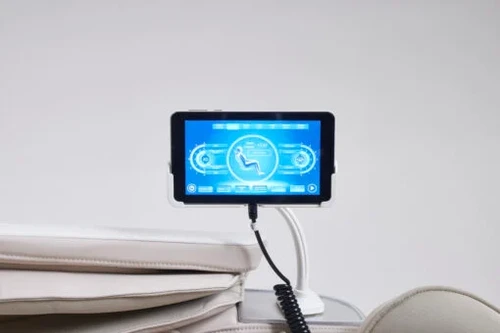 כורסת עיסוי יוקרתית XZ9 מבית Medics Care | צבע לבן 