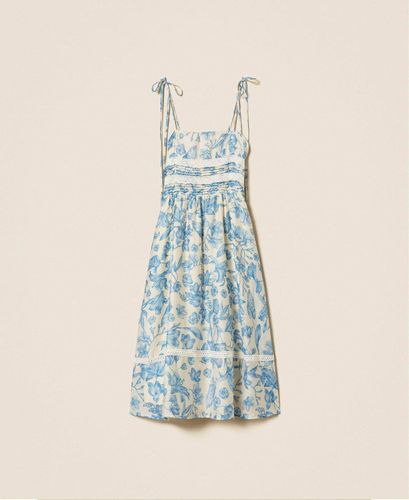 Short floral dress with lace