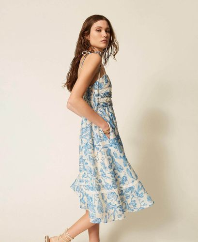 Short floral dress with lace