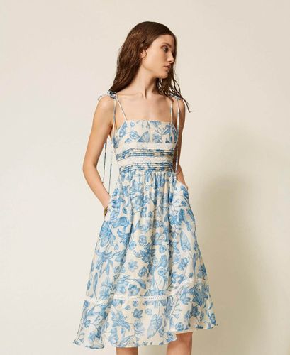 Short floral dress with lace