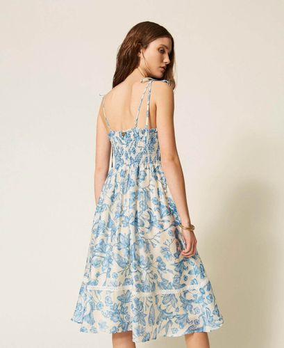 Short floral dress with lace