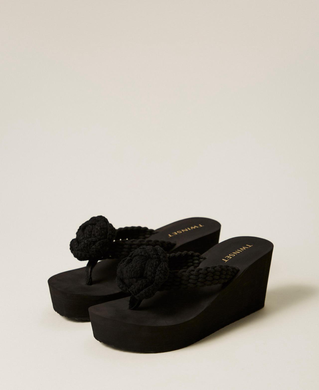 Wedge sandals with flowers