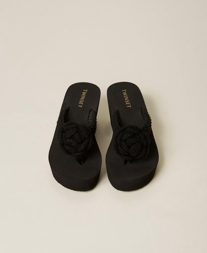 Wedge sandals with flowers