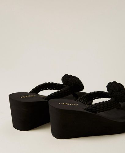 Wedge sandals with flowers