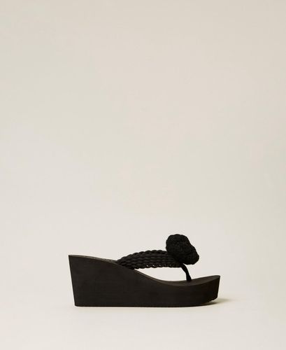 Wedge sandals with flowers
