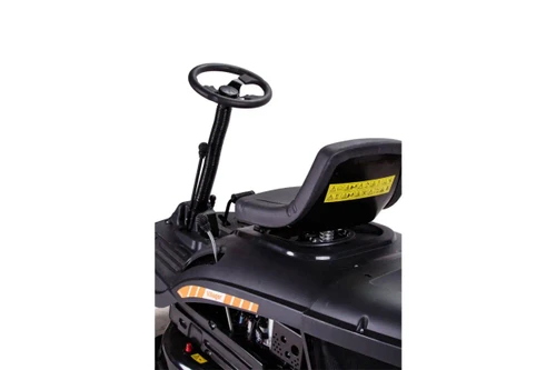 מושב נהג ארגונומי בטרקטורון מכסחת דשא Villager VTR650 עם גישה נוחה לפקדי ההפעלה והשליטה