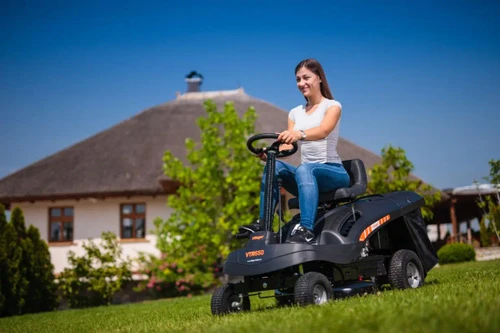טרקטורון מכסחת דשא Villager VTR650 בפעולת כיסוח בגינה, עם מנוע Loncin ורוחב כיסוח 61 ס