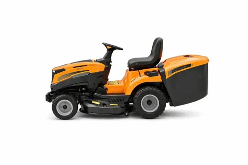טרקטורון דשא Villager VT865HD במבט צד המציג את סיפון הכיסוח המרכזי וסל האיסוף בנפח 300 ליטר