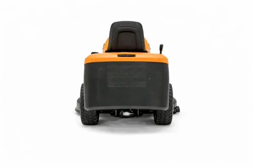 טרקטורון דשא Villager VT865HD במבט אחורי עם סל איסוף גדול בנפח 300 ליטר ומבנה רחב ויציב לעבודה בשטחים גדולים