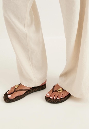 כפכף STEVE MADDEN מידות 36-40.5 לנשים בגוון שחור