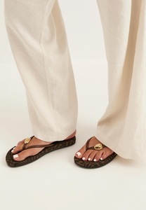 כפכף STEVE MADDEN מידות 36-40.5 לנשים בגוון שחור