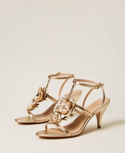 Leather sandals with flower