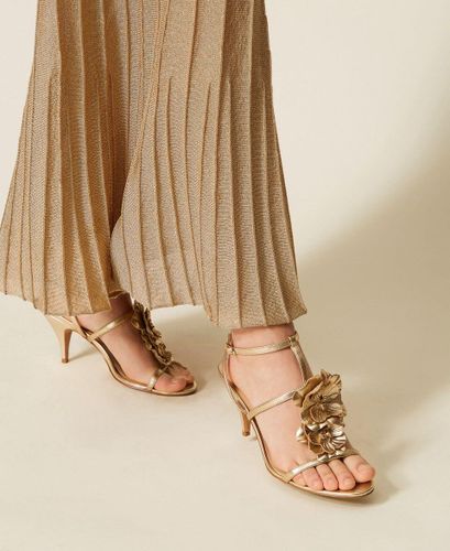 Leather sandals with flower